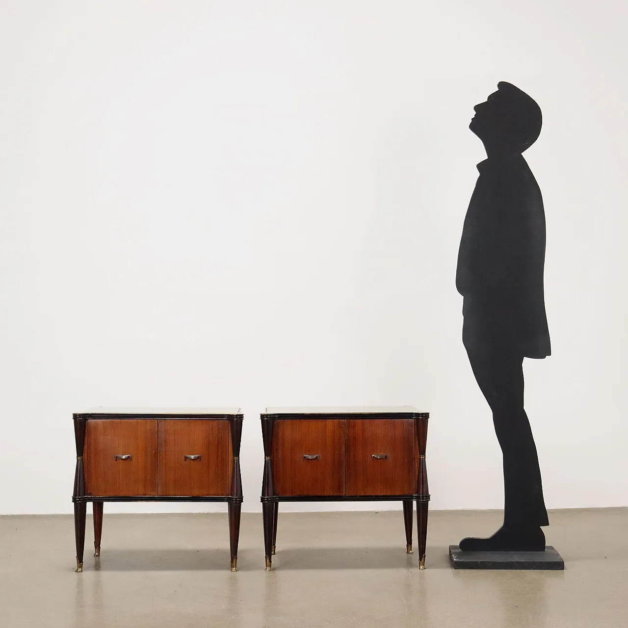 Coppia di comodini in legno, vetro e ottone, anni '50 2