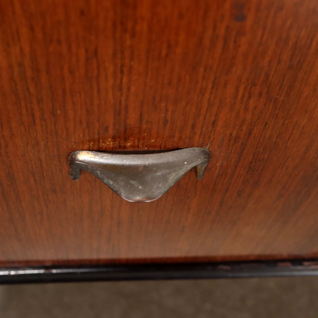 Coppia di comodini in legno, vetro e ottone, anni '50 5