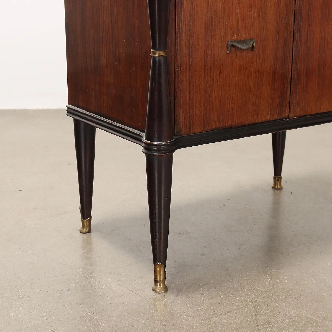 Coppia di comodini in legno, vetro e ottone, anni '50 6