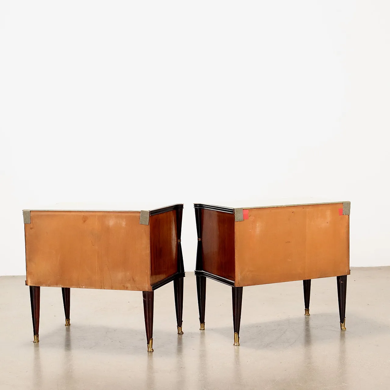 Coppia di comodini in legno, vetro e ottone, anni '50 7