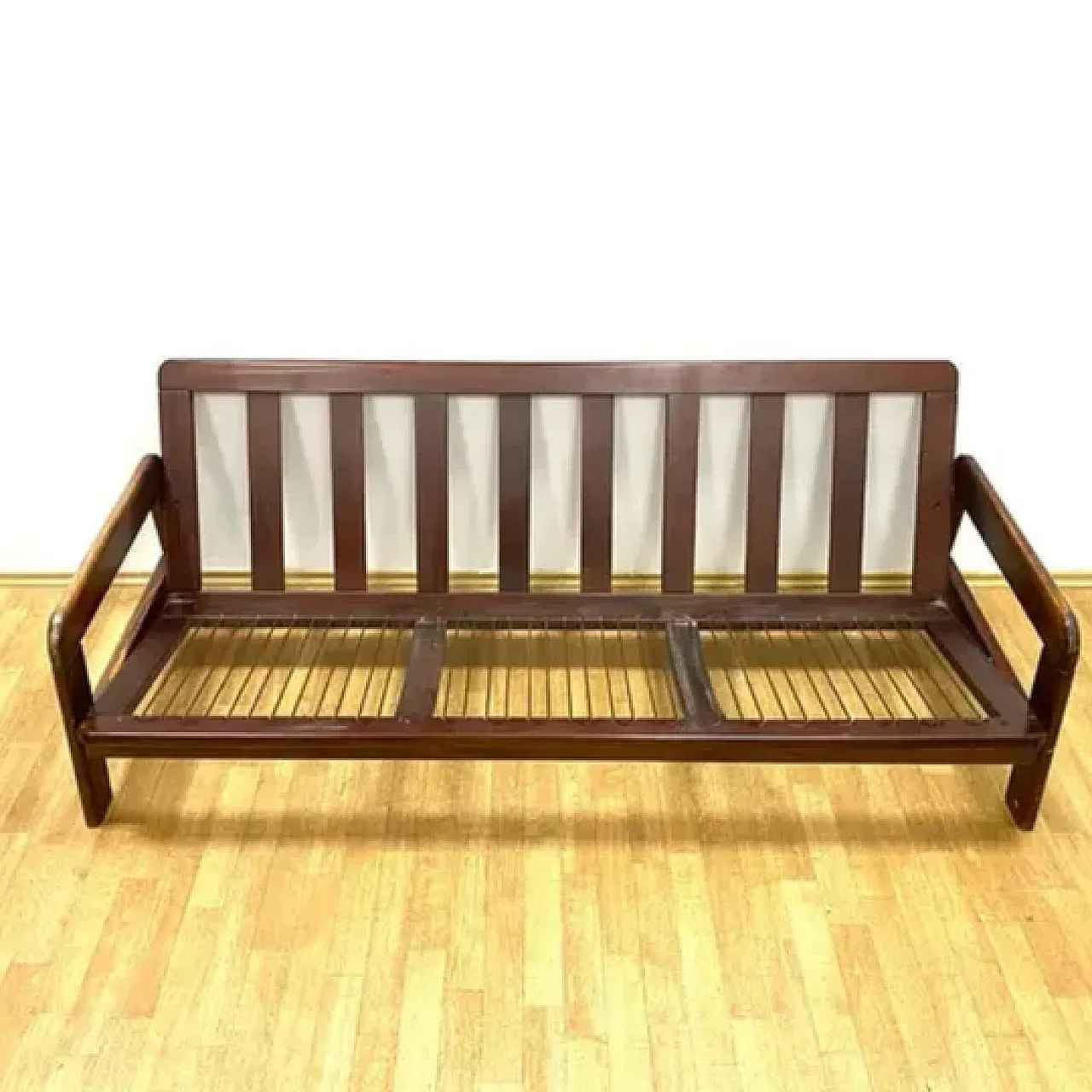 Divano retrò con struttura in legno massello, anni '70 7