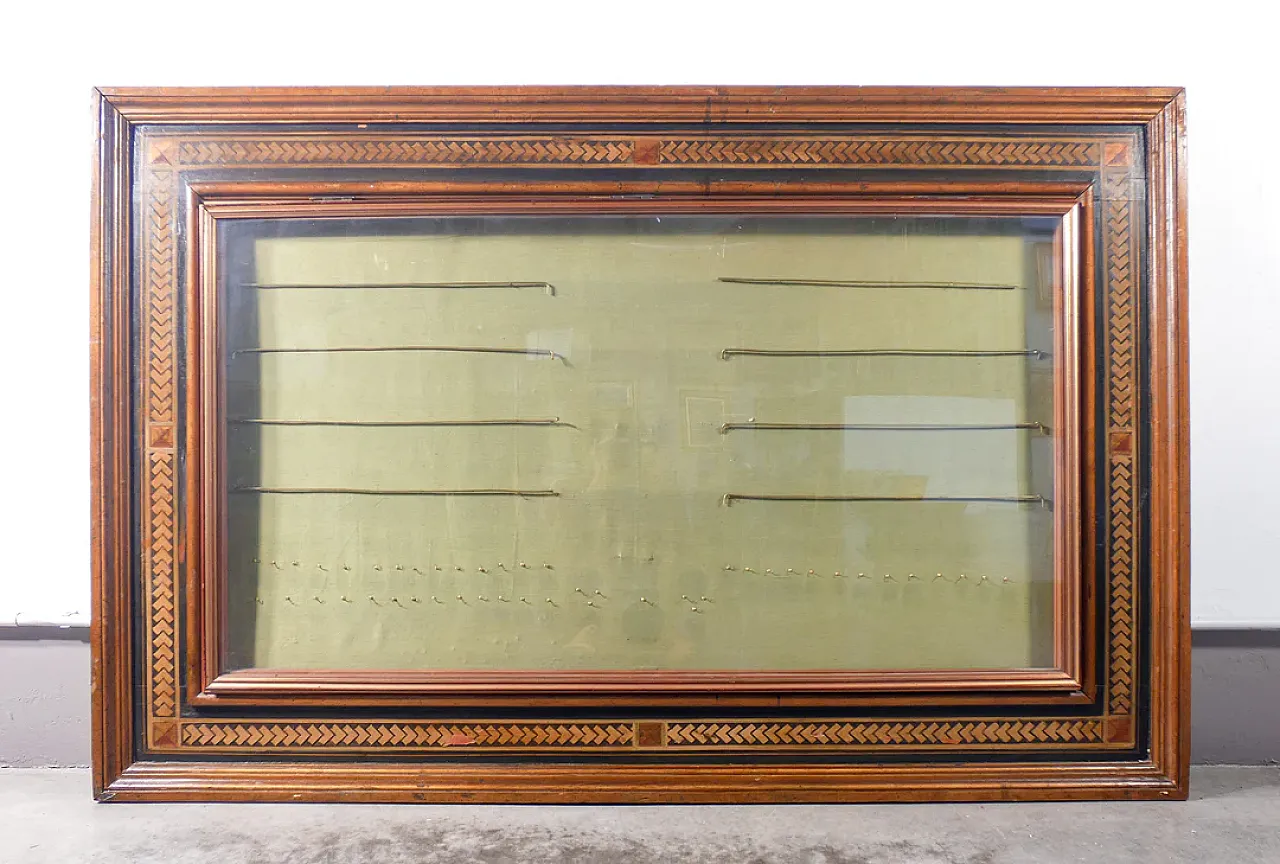 Bacheca con vetro sollevabile, in legno gessato e dipinto, primo '900 1