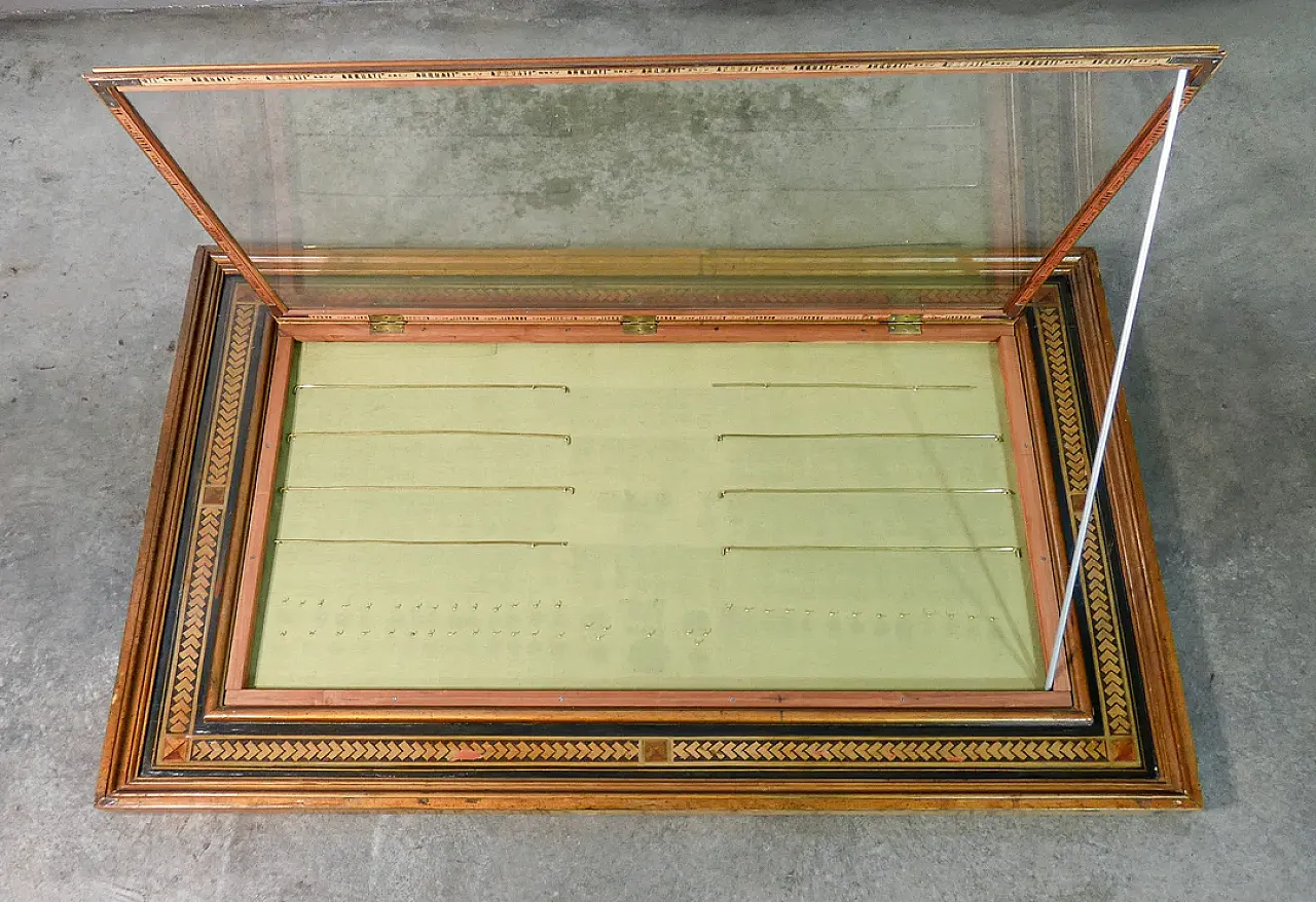 Bacheca con vetro sollevabile, in legno gessato e dipinto, primo '900 2