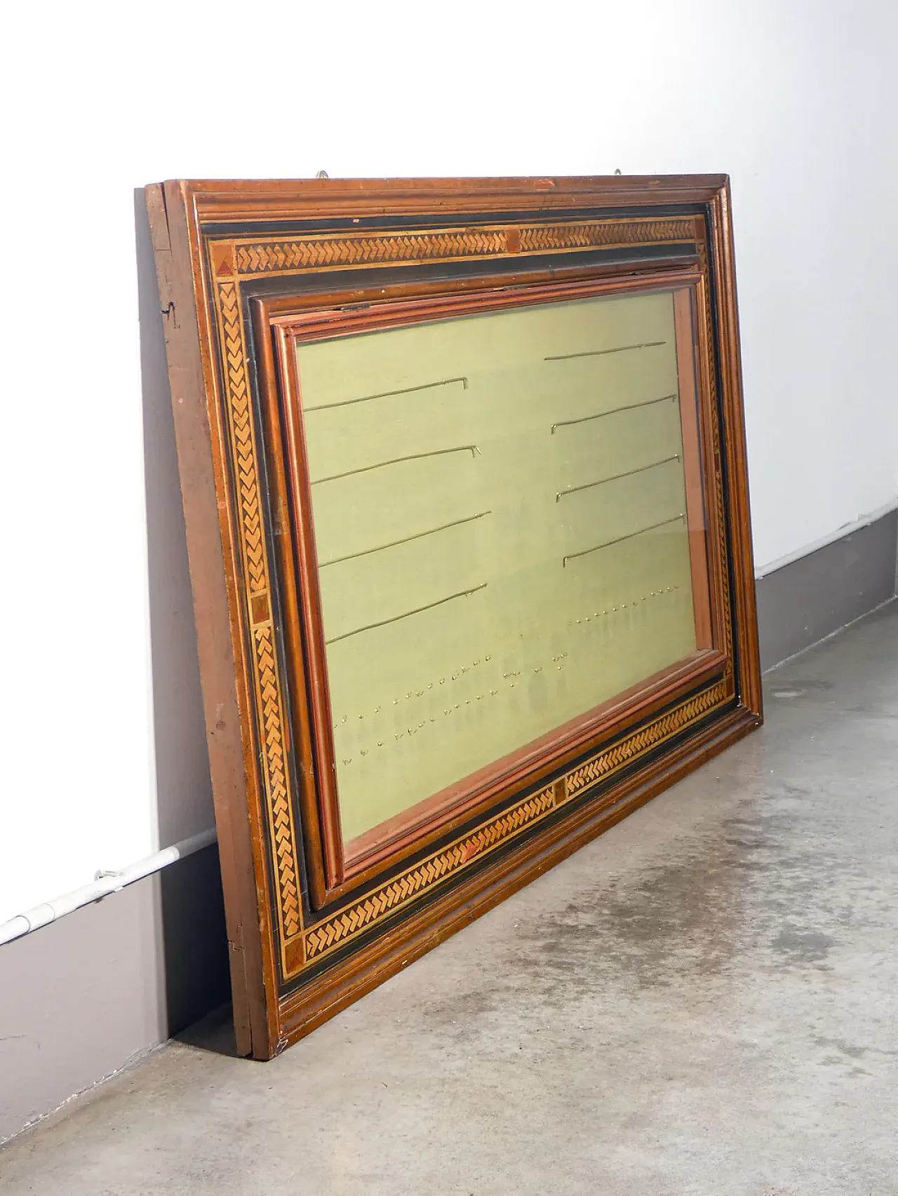 Bacheca con vetro sollevabile, in legno gessato e dipinto, primo '900 3