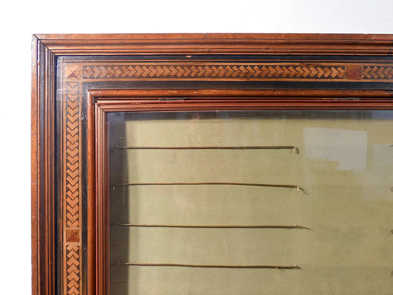 Bacheca con vetro sollevabile, in legno gessato e dipinto, primo '900 4