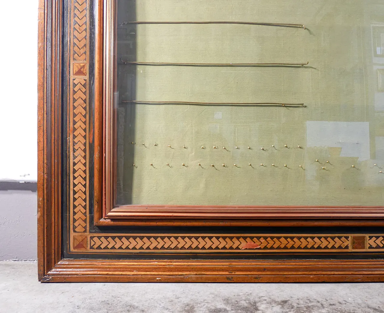 Bacheca con vetro sollevabile, in legno gessato e dipinto, primo '900 5