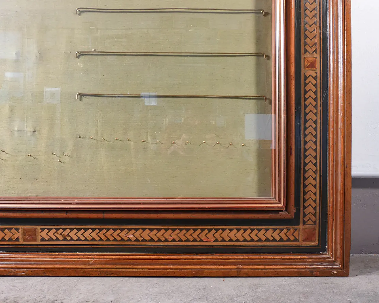 Bacheca con vetro sollevabile, in legno gessato e dipinto, primo '900 6