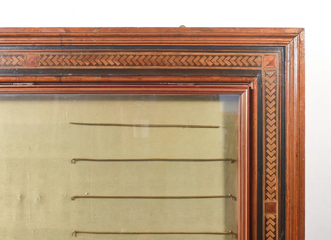 Bacheca con vetro sollevabile, in legno gessato e dipinto, primo '900 7