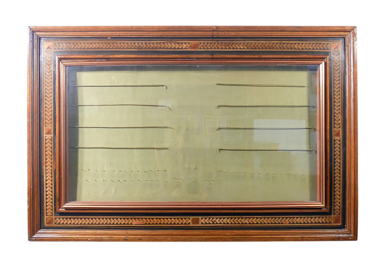 Bacheca con vetro sollevabile, in legno gessato e dipinto, primo '900 8