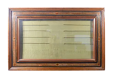 Bacheca con vetro sollevabile, in legno gessato e dipinto, primo '900