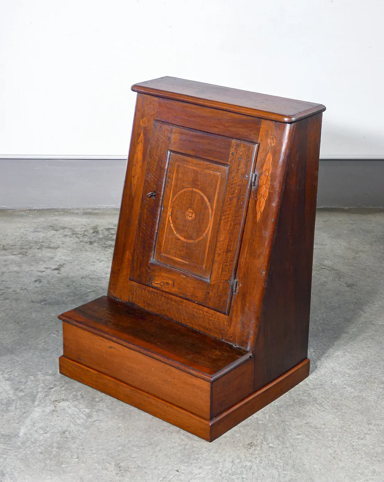 Inginocchiatoio in noce intarsiato con anta e scomparto, '800 1