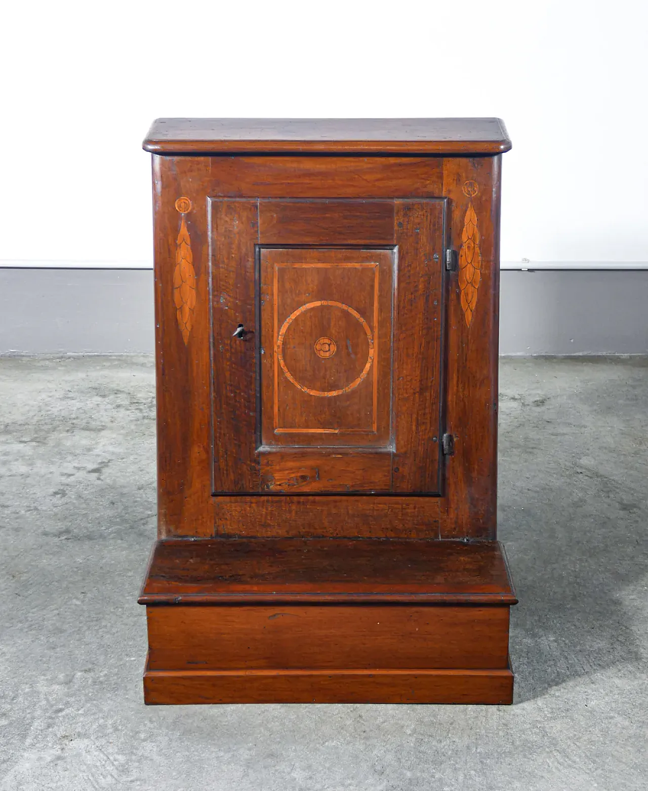 Inginocchiatoio in noce intarsiato con anta e scomparto, '800 2