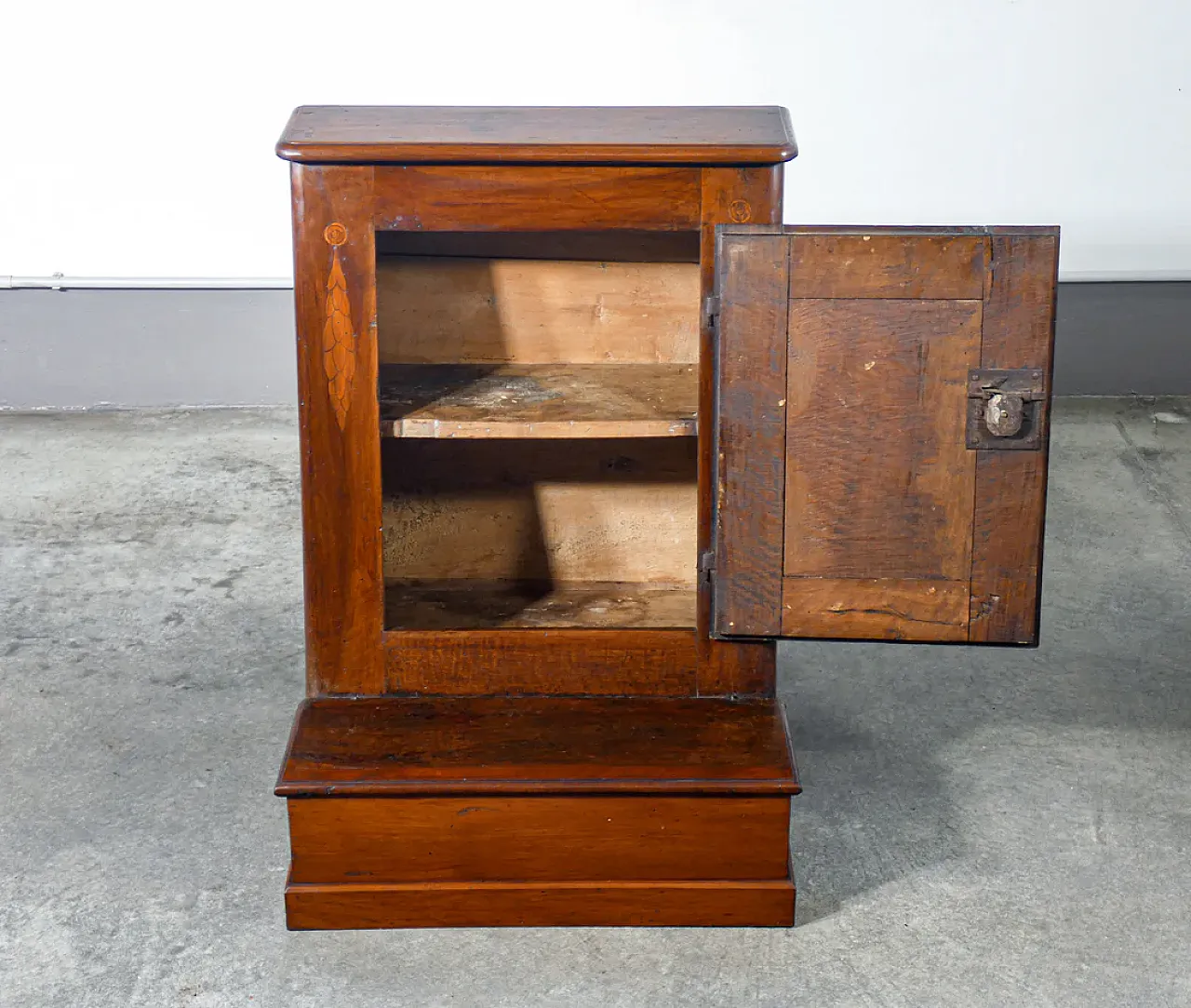 Inginocchiatoio in noce intarsiato con anta e scomparto, '800 4