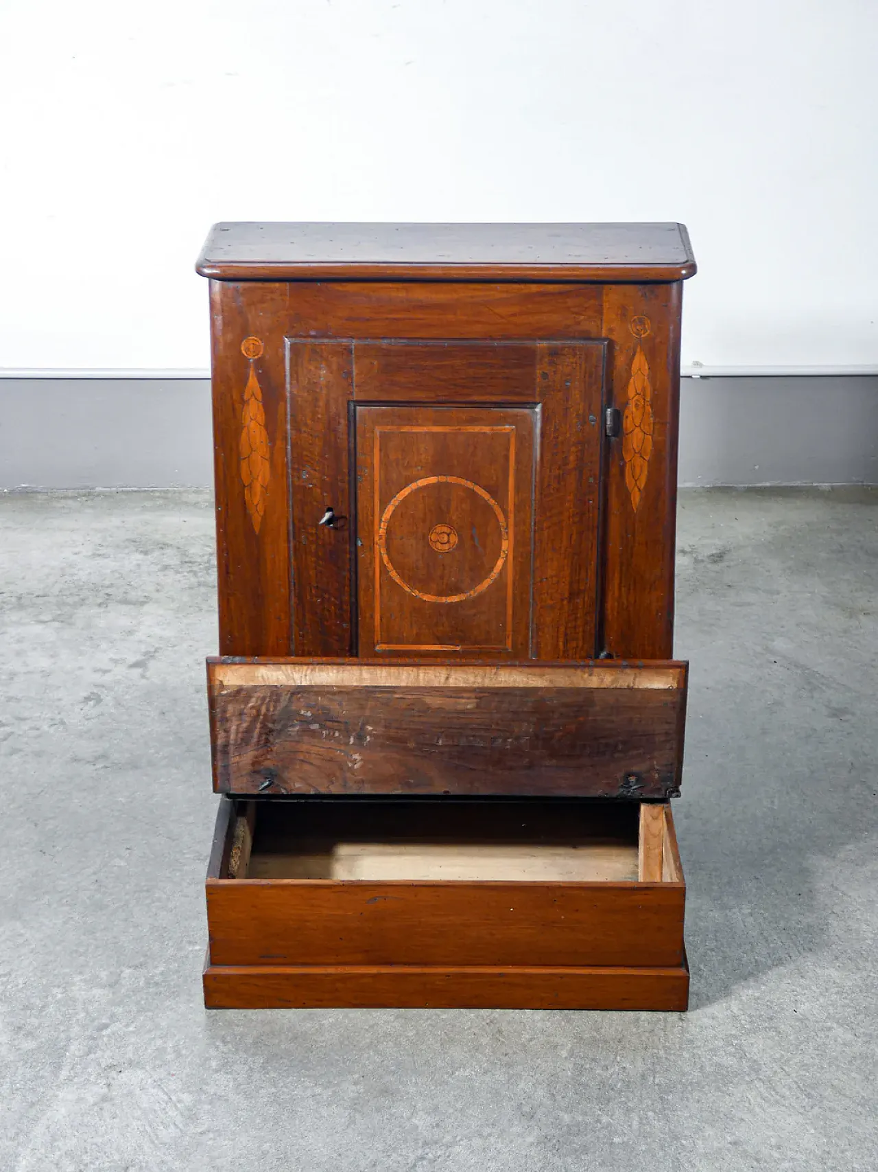 Inginocchiatoio in noce intarsiato con anta e scomparto, '800 5