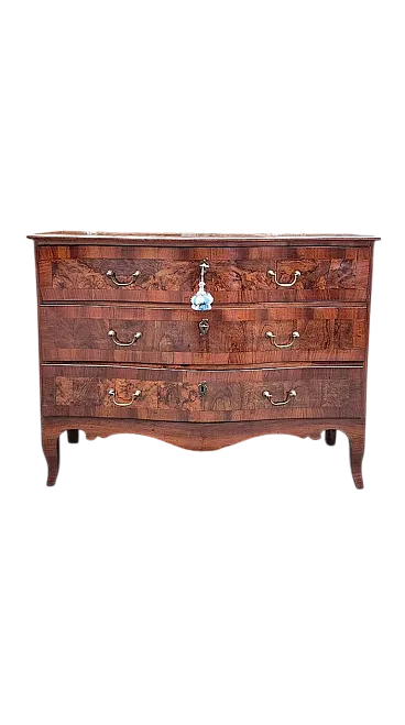 Cassettone mosso Luigi XV lastronato in noce e radica, '700