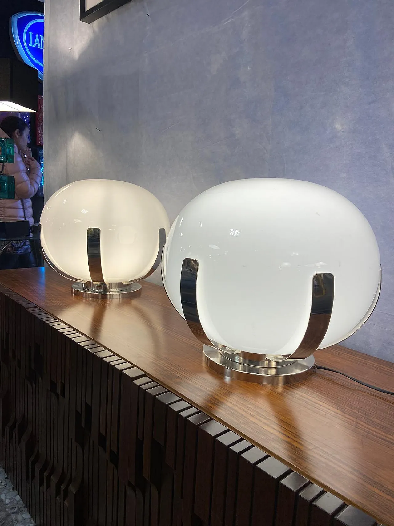 Coppia di lampade metallo cromato e opalino di Murano, anni '70 2