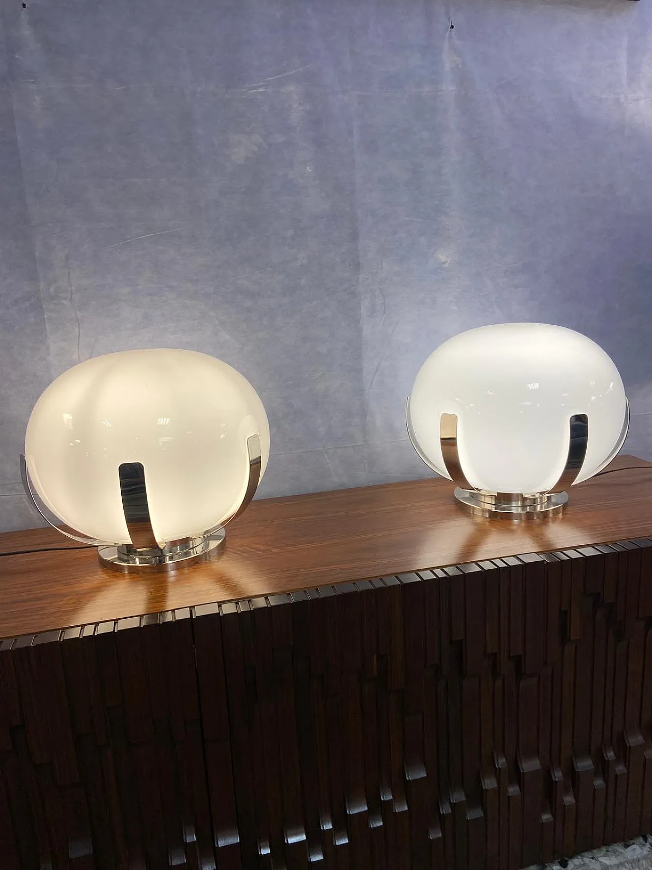 Coppia di lampade metallo cromato e opalino di Murano, anni '70 3