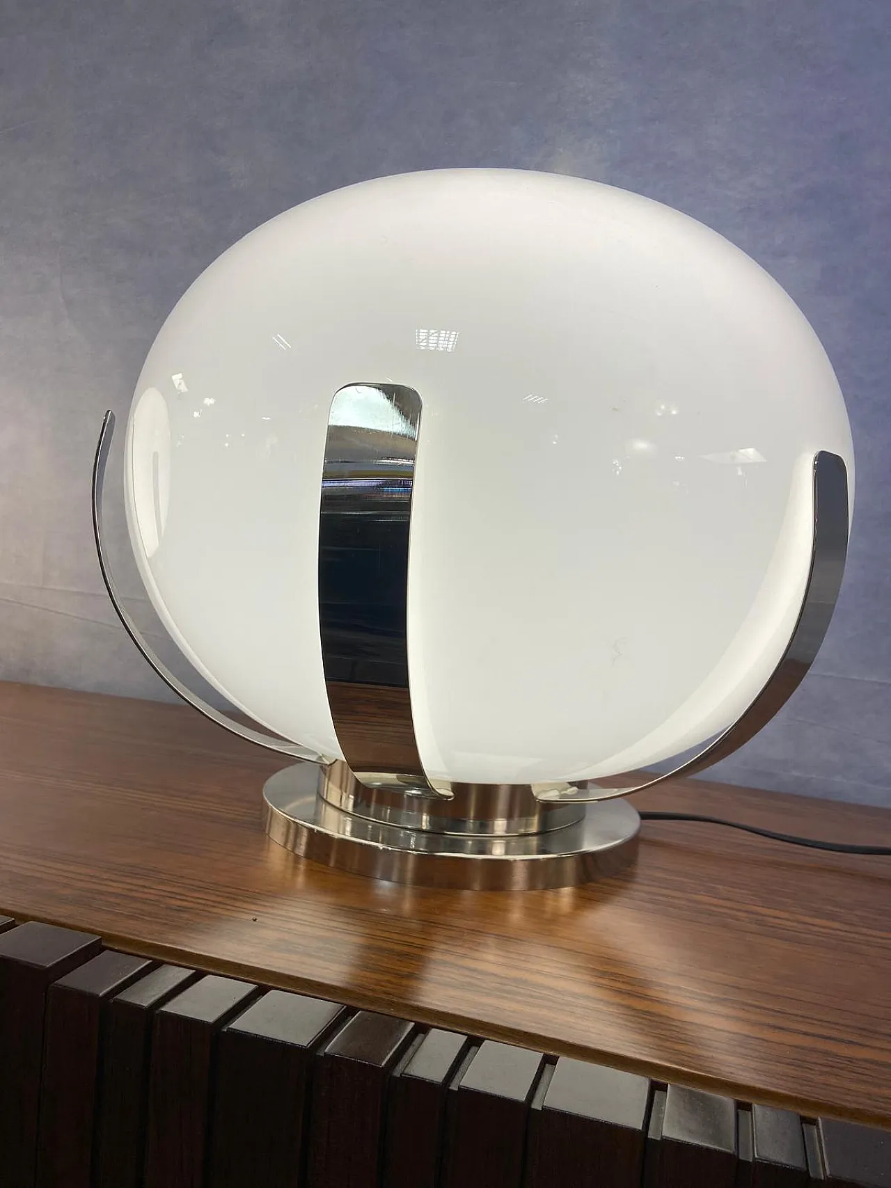 Coppia di lampade metallo cromato e opalino di Murano, anni '70 4