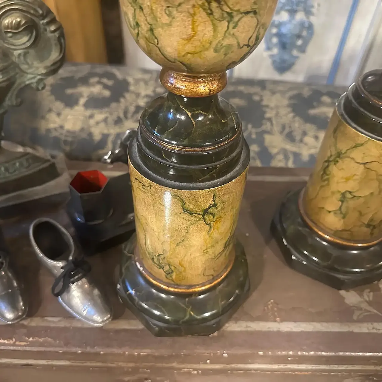 Coppia di vasi Art Deco in finto marmo laccato legno, metà '900 3