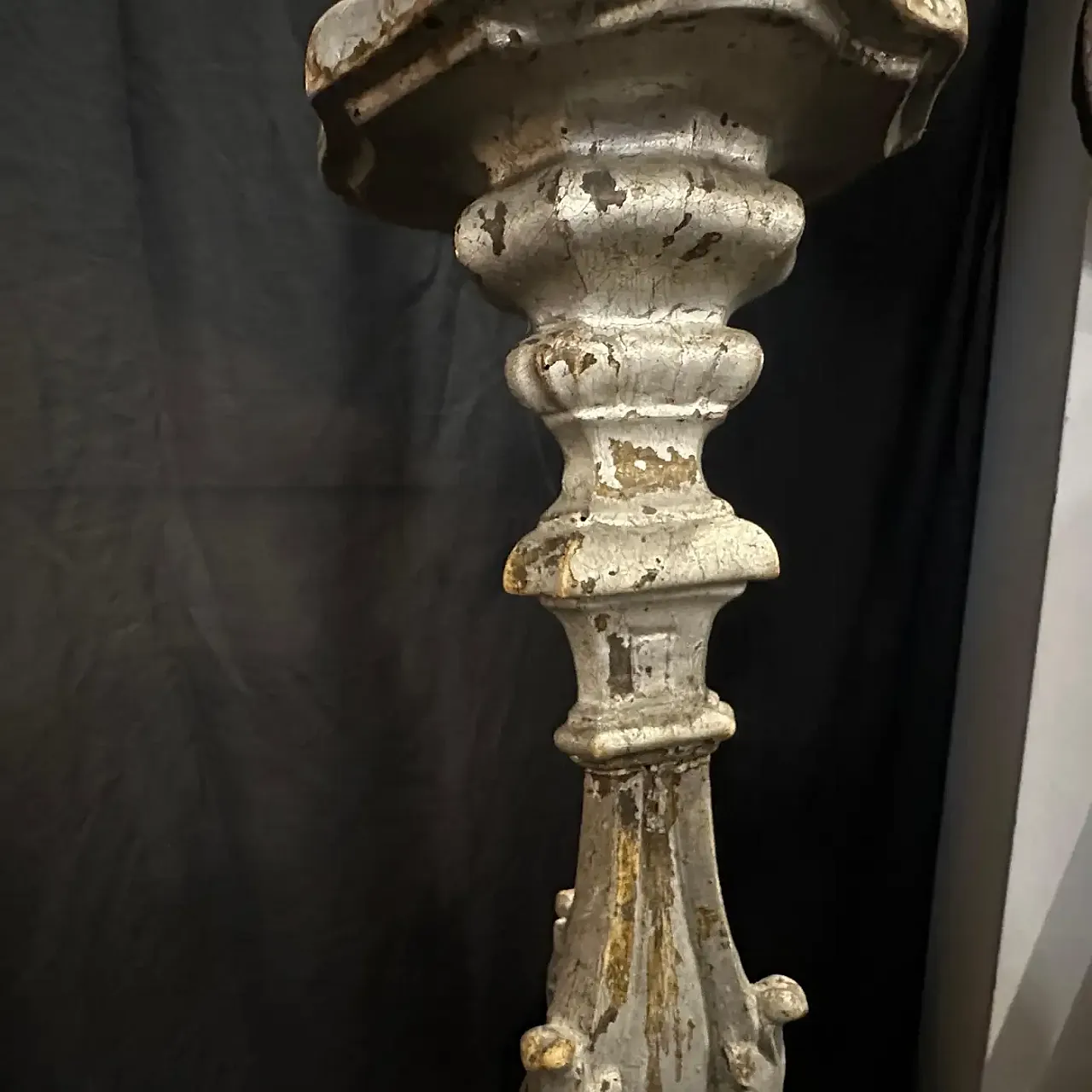 Coppia di candelieri in legno argentato, '800 7