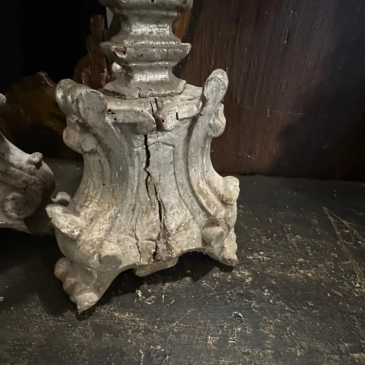 Coppia di candelieri in legno argentato, '800 8