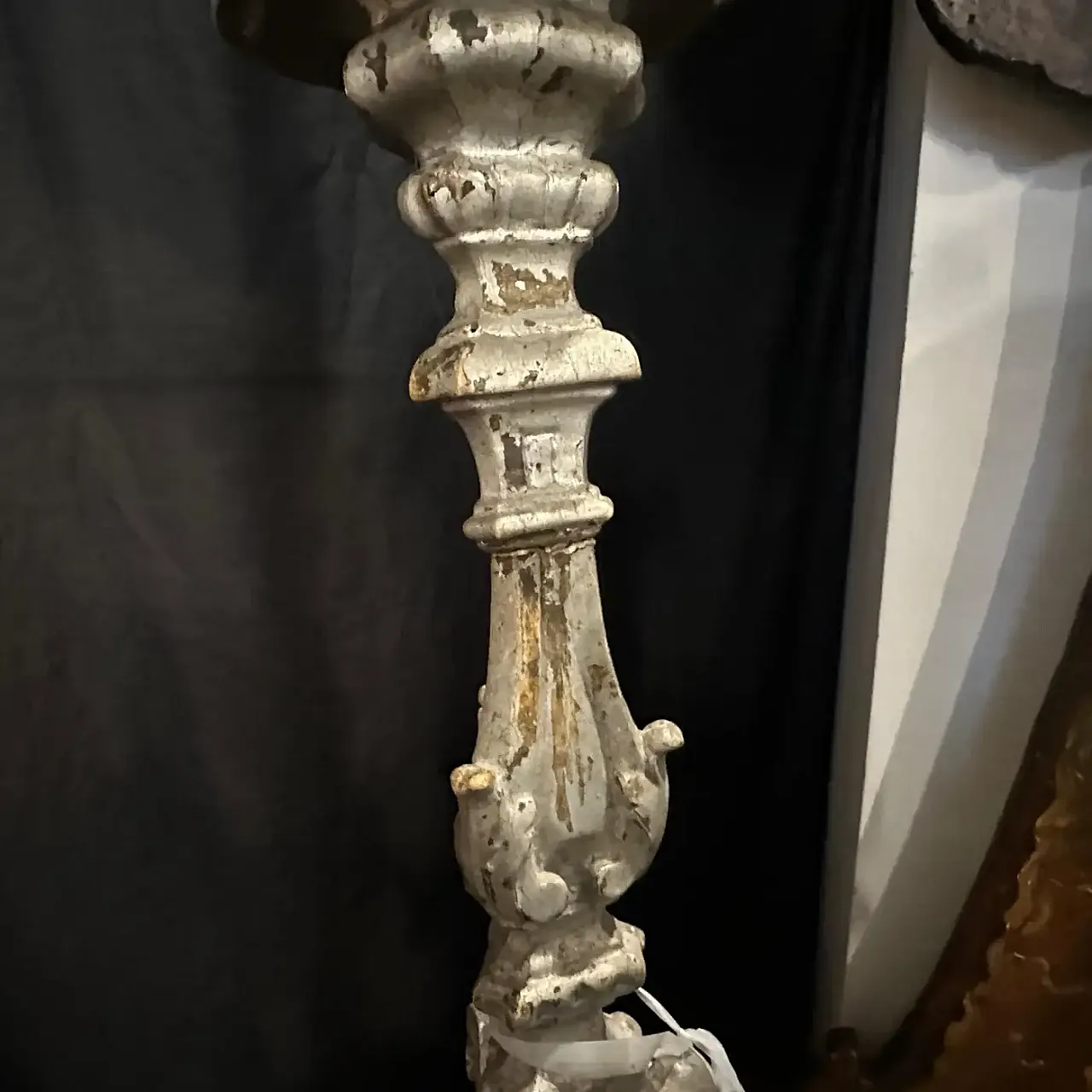 Coppia di candelieri in legno argentato, '800 9