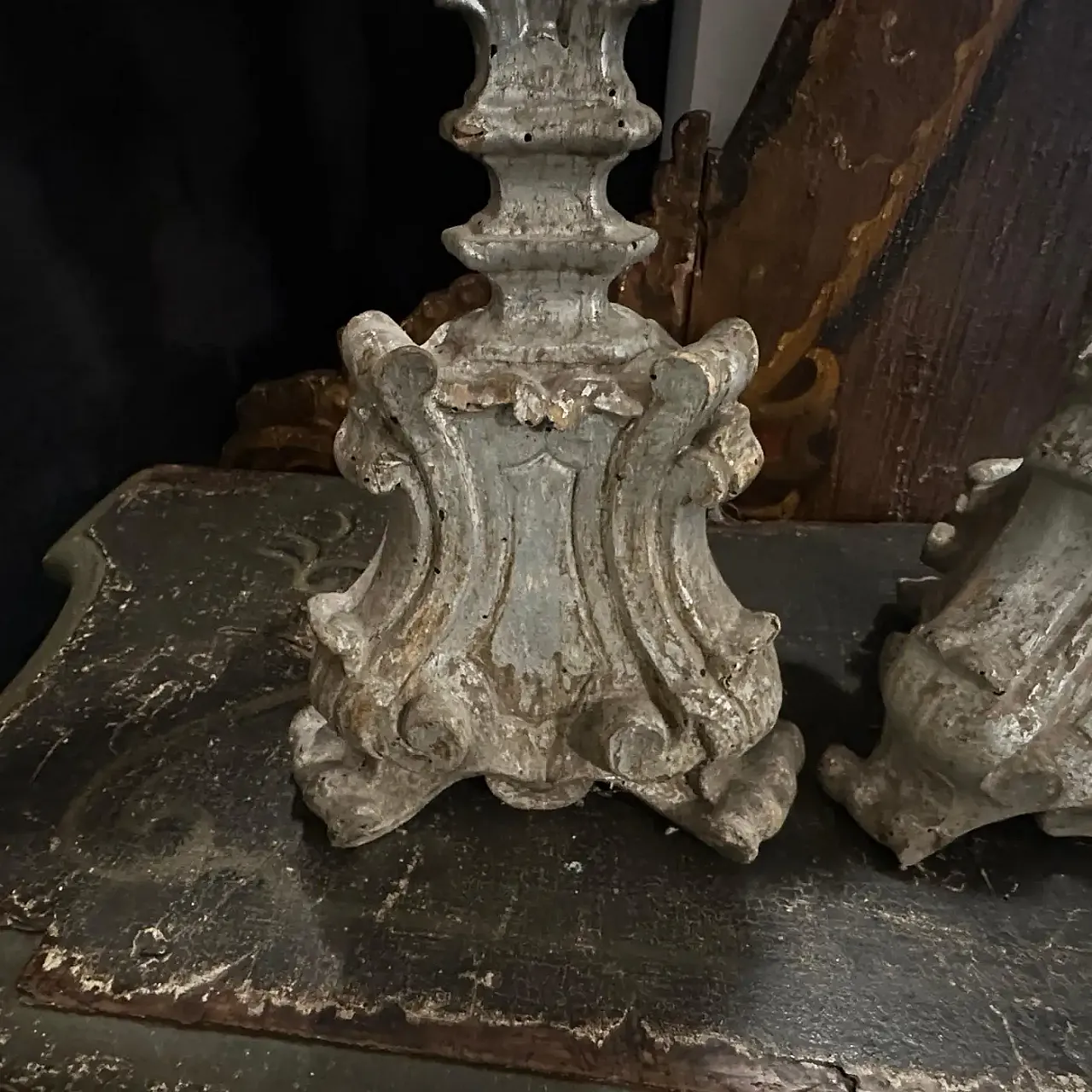 Coppia di candelieri in legno argentato, '800 10