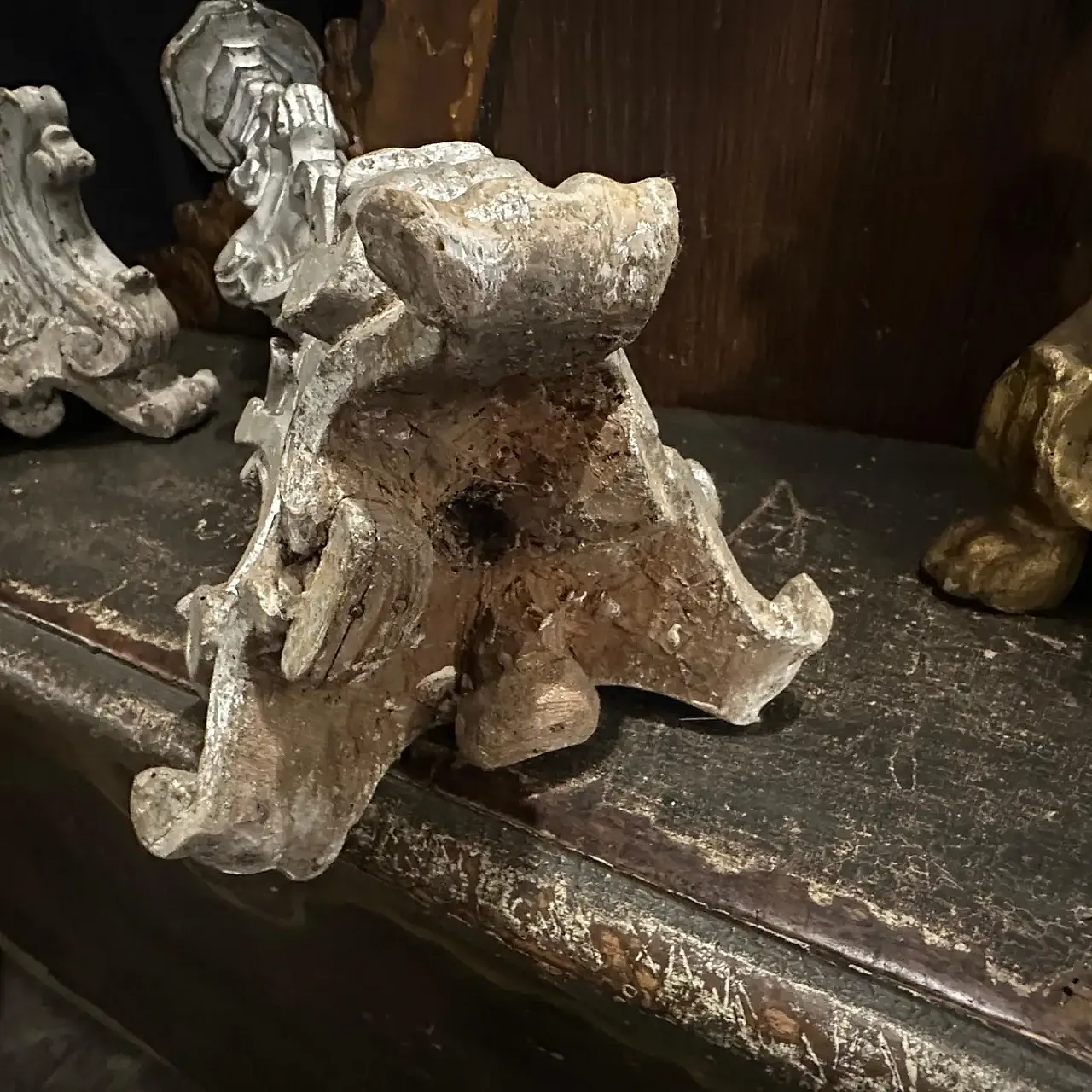 Coppia di candelieri in legno argentato, '800 11