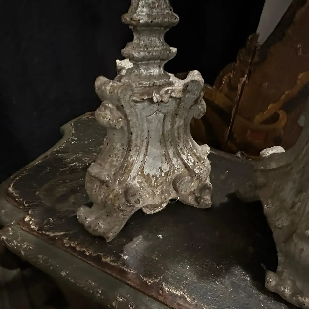 Coppia di candelieri in legno argentato, '800 12