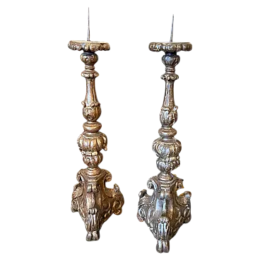 Coppia di candelieri Luigi XVI in legno intagliato a mano, '800