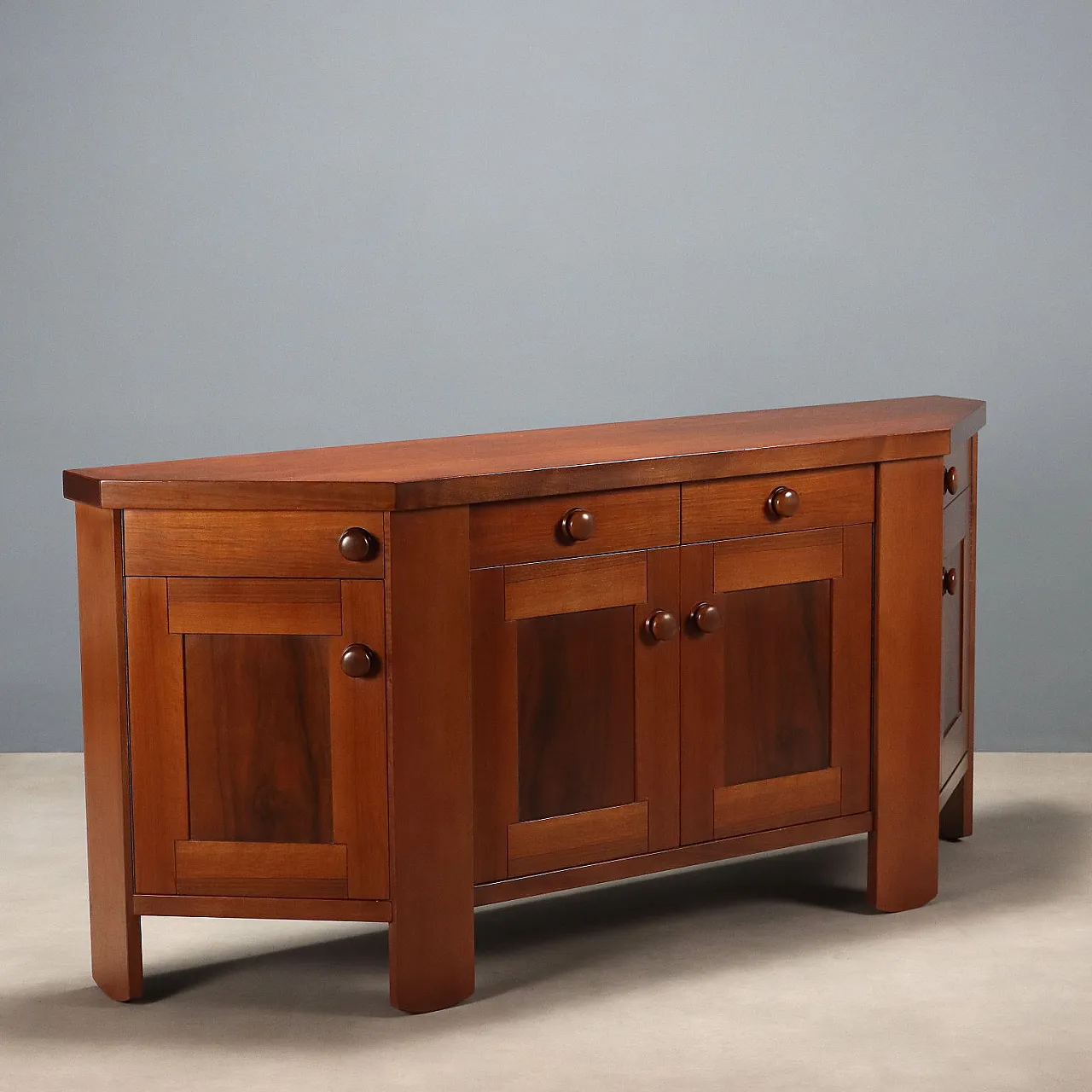 Credenza con cassetti a vista sottopiano e ante battenti in noce, '900 1