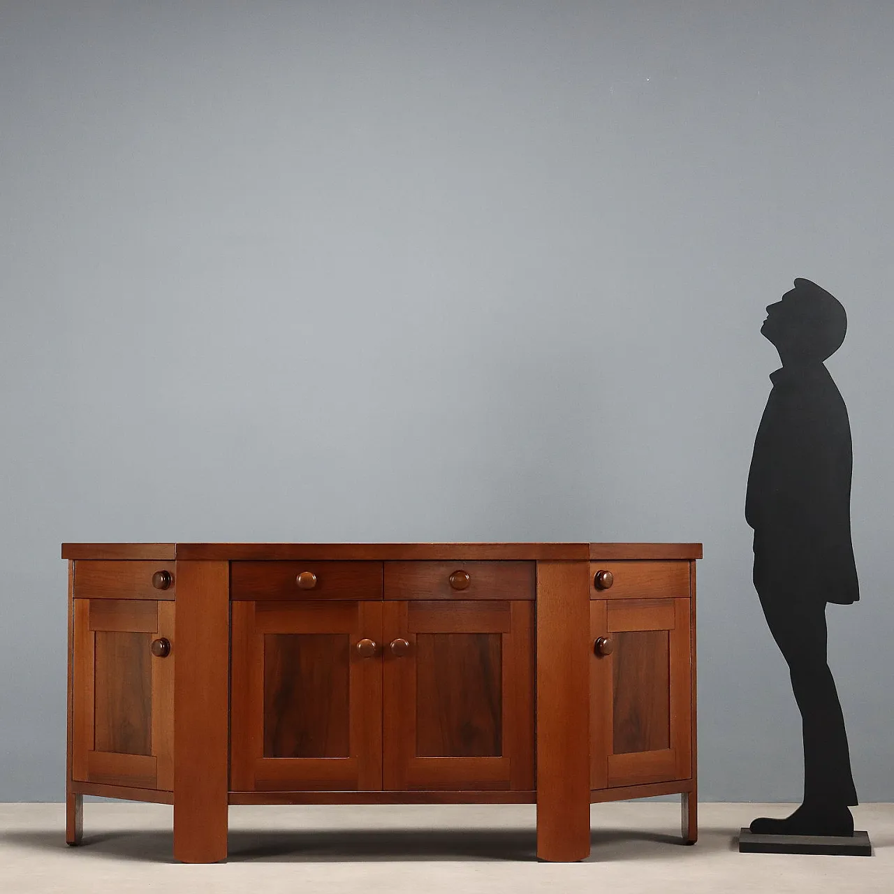 Credenza con cassetti a vista sottopiano e ante battenti in noce, '900 2