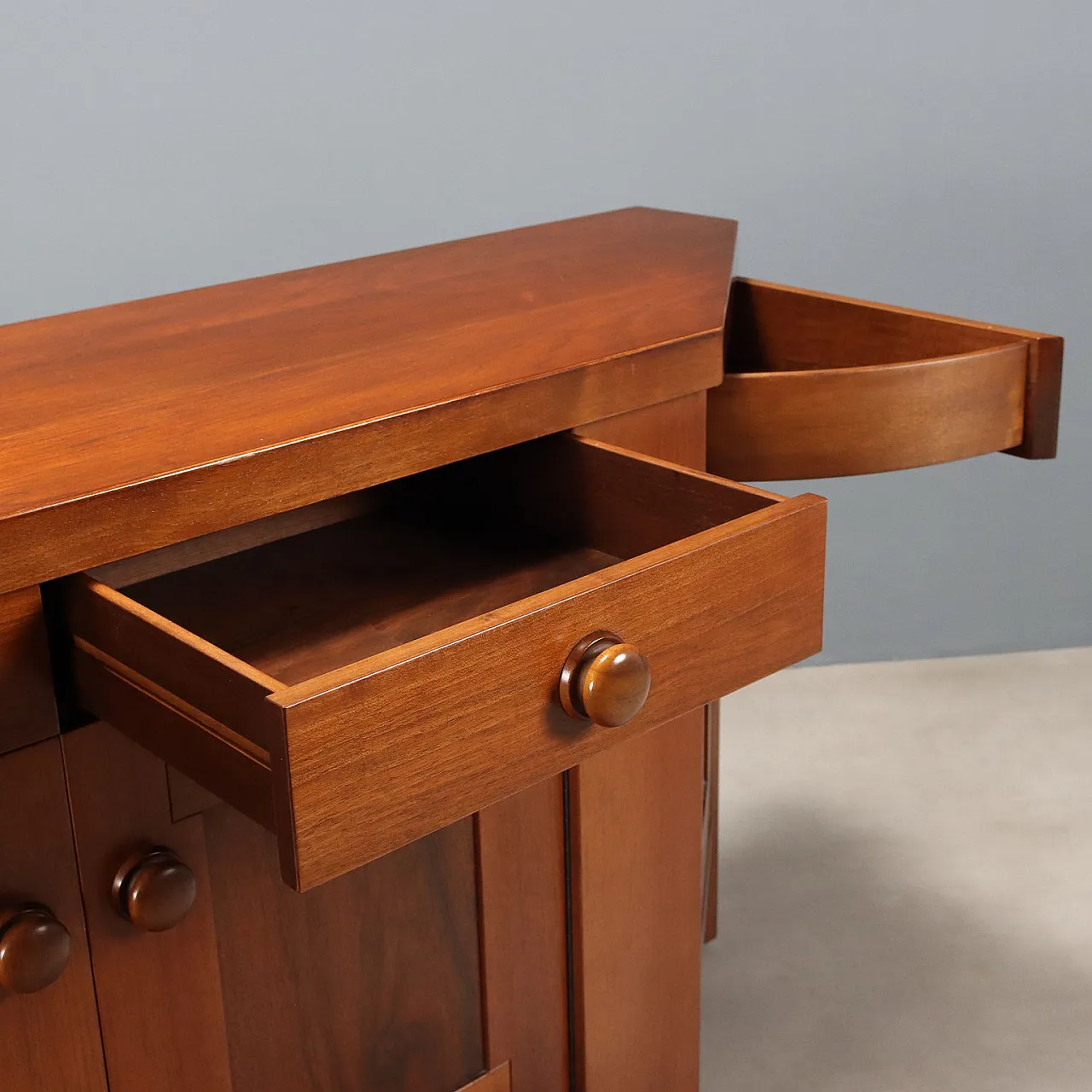 Credenza con cassetti a vista sottopiano e ante battenti in noce, '900 3