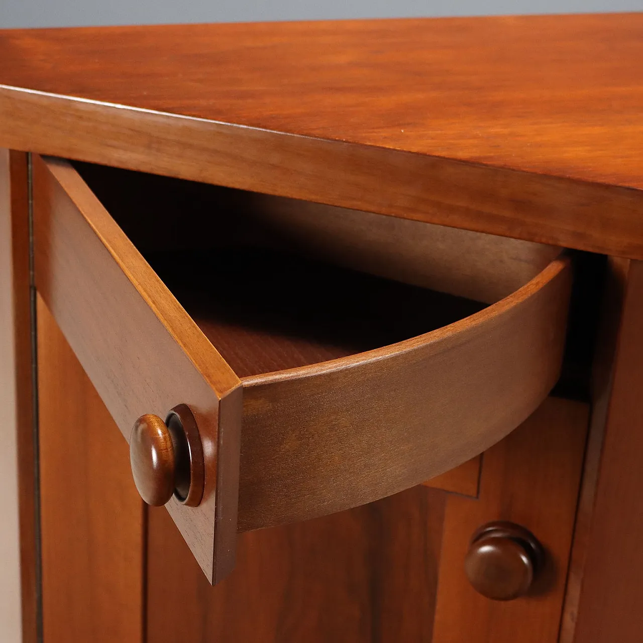 Credenza con cassetti a vista sottopiano e ante battenti in noce, '900 4