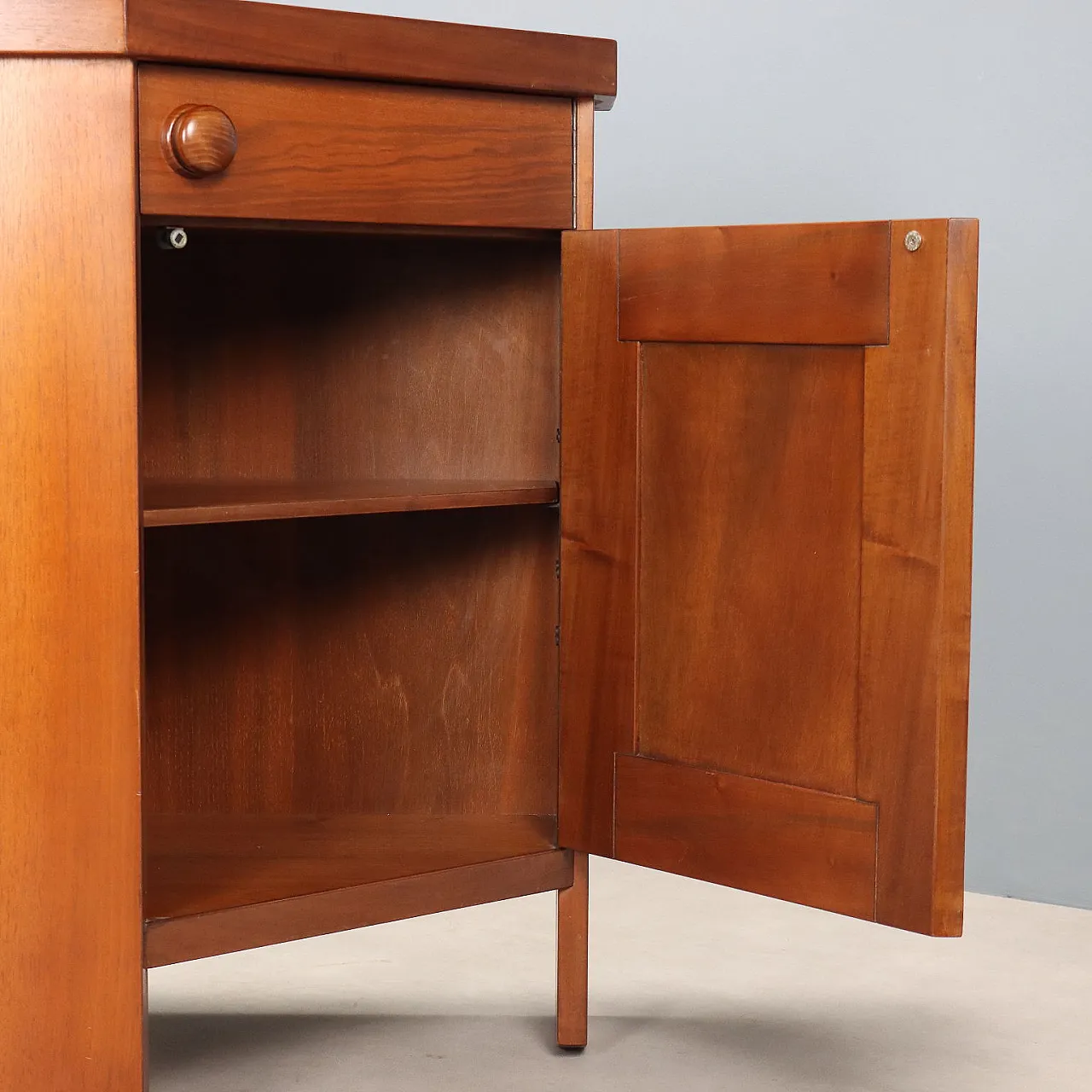 Credenza con cassetti a vista sottopiano e ante battenti in noce, '900 5