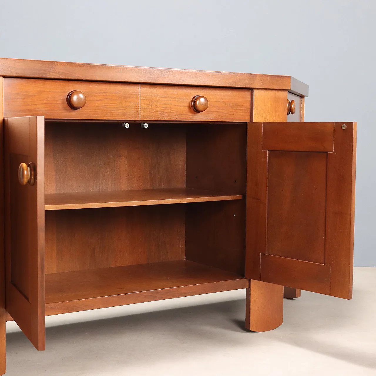 Credenza con cassetti a vista sottopiano e ante battenti in noce, '900 8