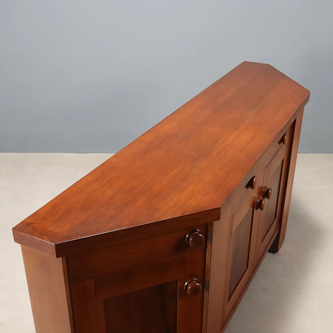 Credenza con cassetti a vista sottopiano e ante battenti in noce, '900 9