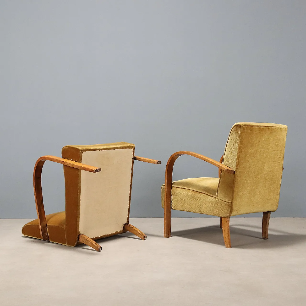 Coppia di poltrone con braccioli in legno curvato a vista, '900 9