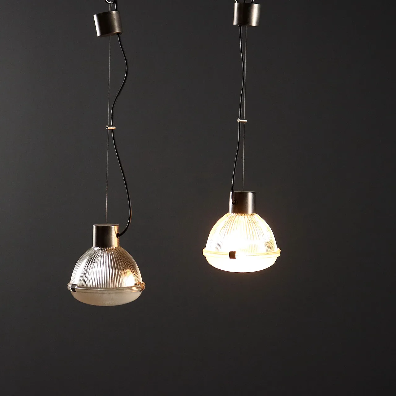 Coppia di lampade modello 4409 in ottone, metallo e vetro, '900 1