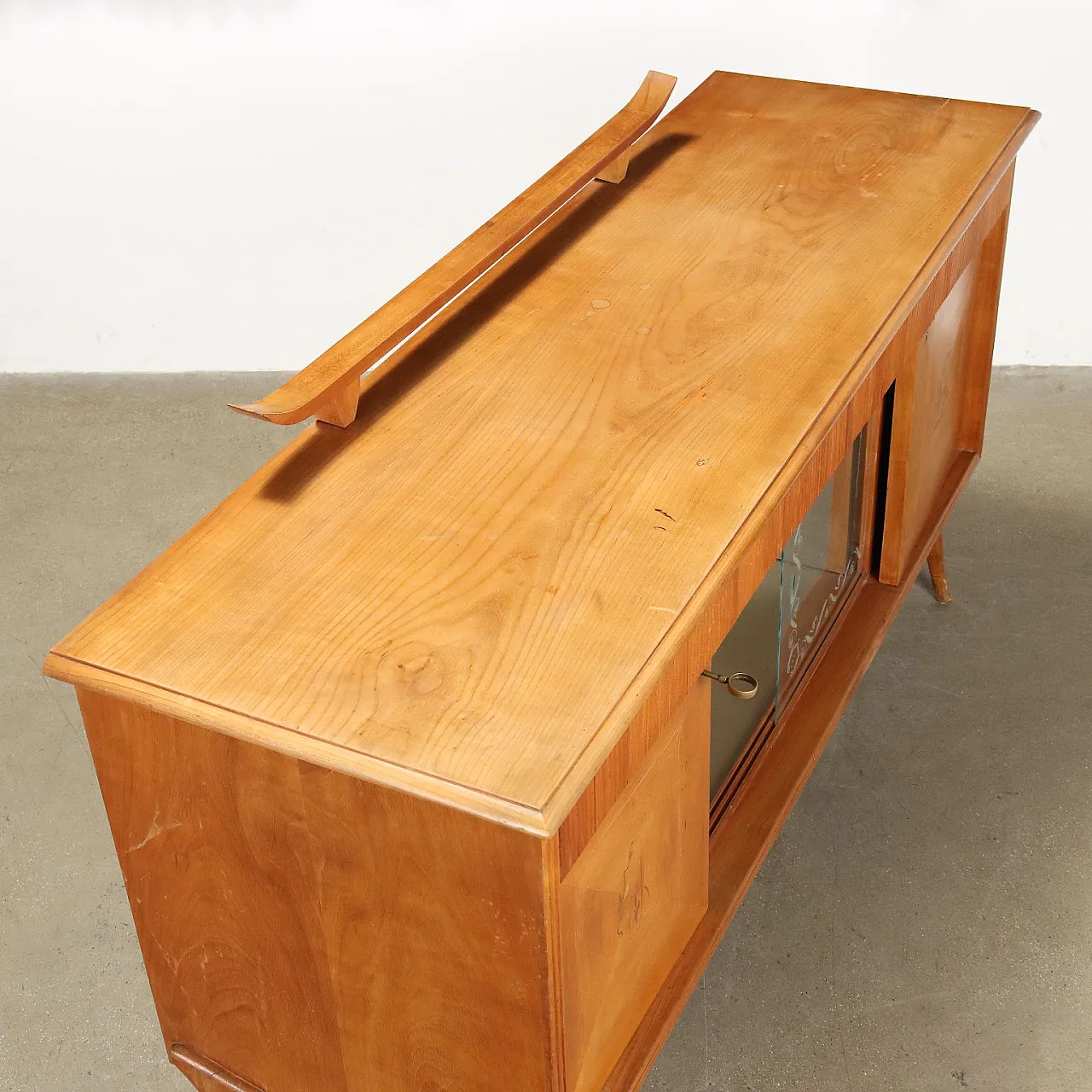Buffet cabinet in cherry veneer and glass, 1950s 10