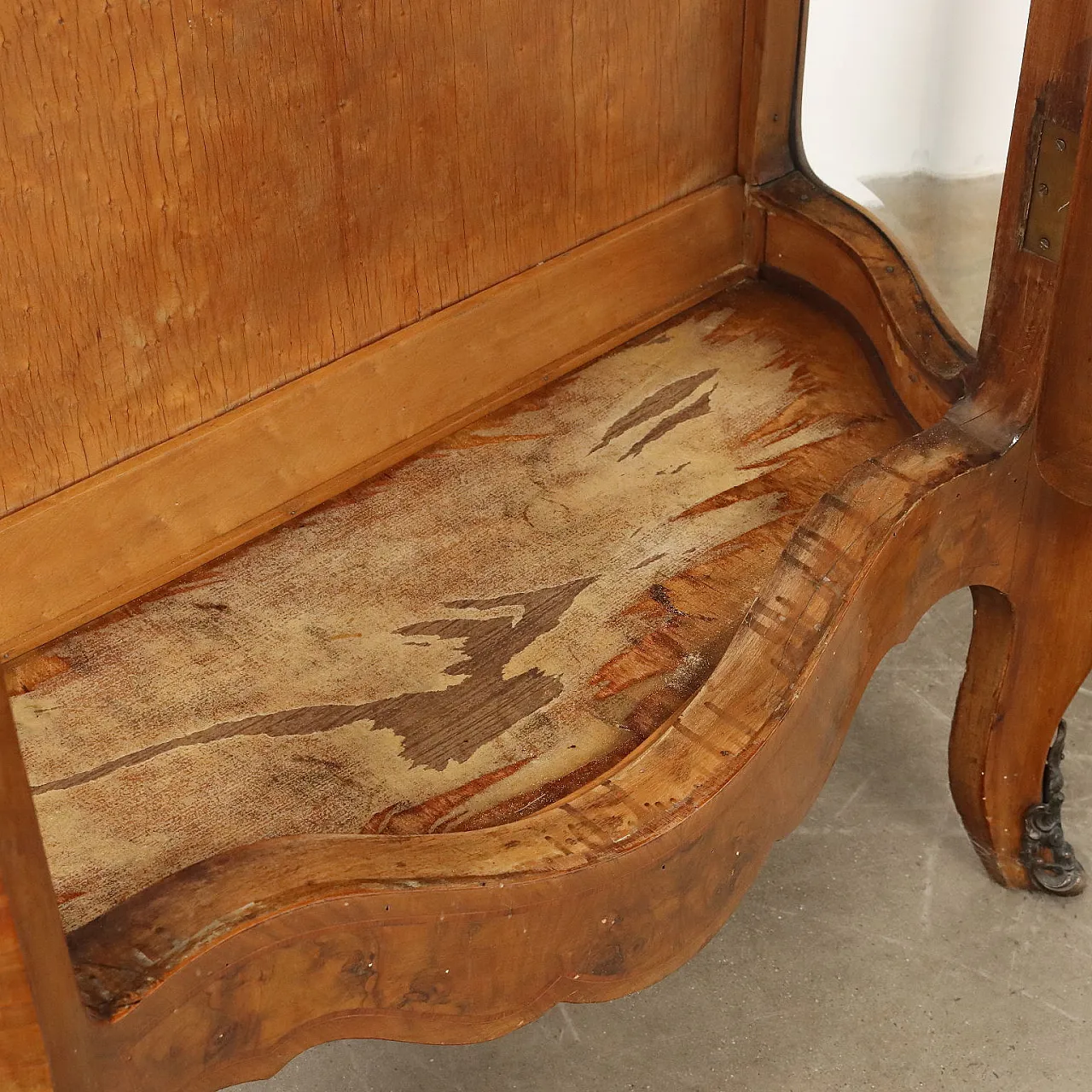 Vetrina in stile barocco in radica di noce, '900 9