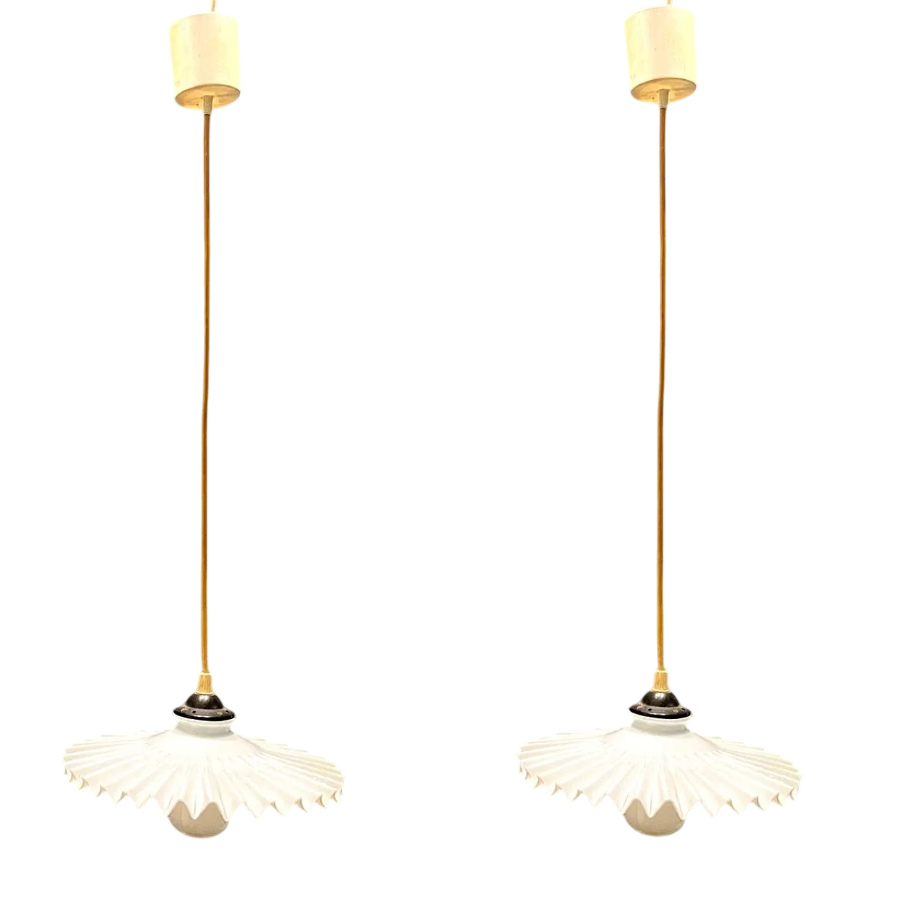 Coppia di lampade a sospensione in vetro opalino plissettato, anni '70 7
