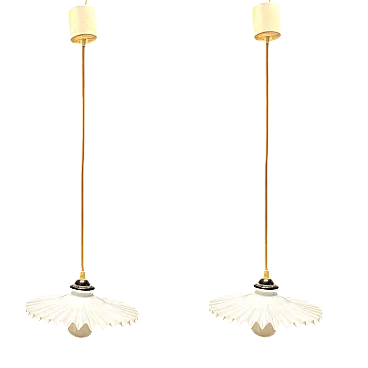 Coppia di lampade a sospensione in vetro opalino plissettato, anni '70