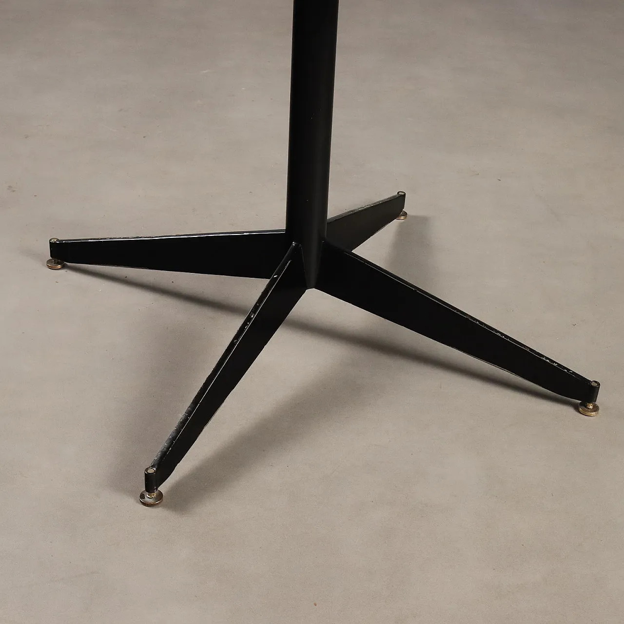 Tavolo in metallo smaltato, piedini in ottone e piano in marmo, '900 6