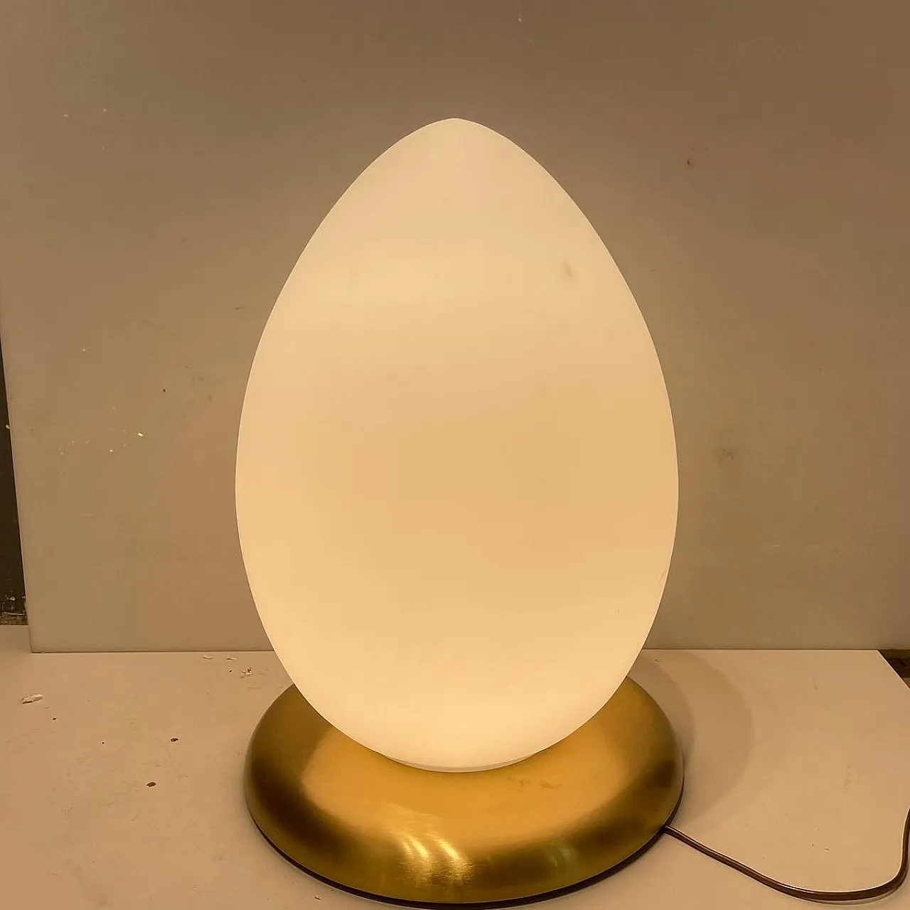 Pair of Egg-shaped table lamps in opaline glass, 80s 2