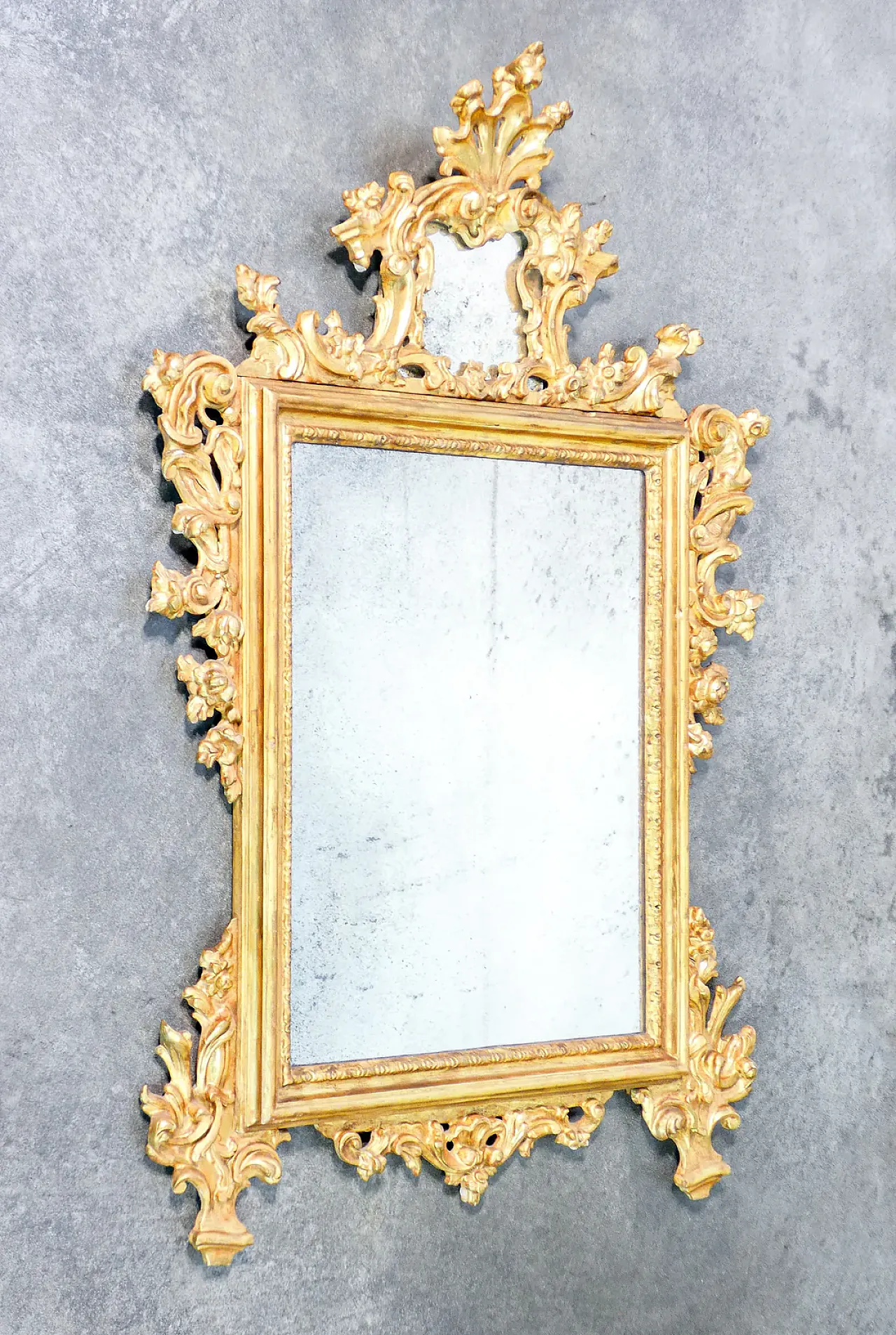 Specchio Luigi XV in legno scolpito gessato e dorato, '700 1