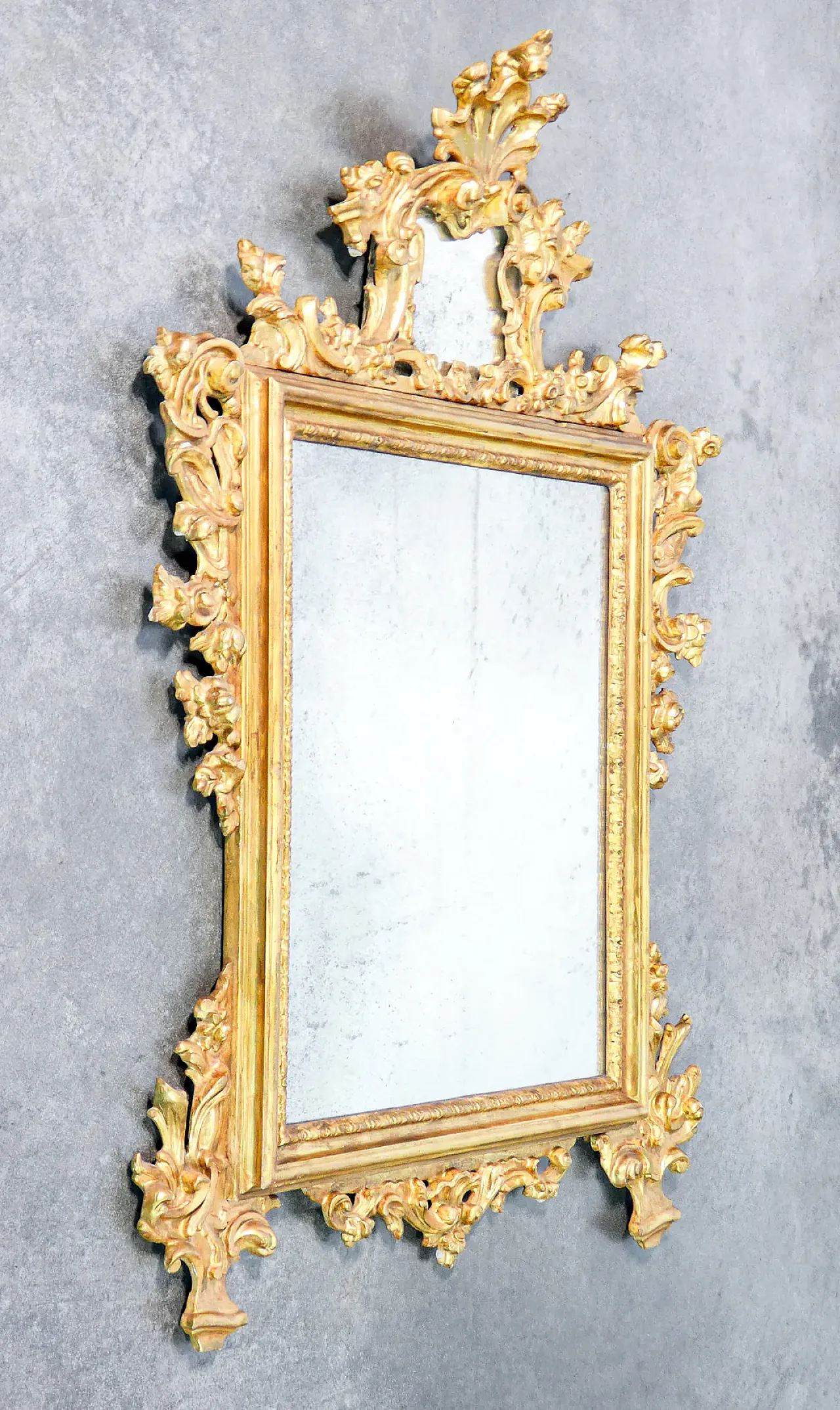 Specchio Luigi XV in legno scolpito gessato e dorato, '700 2