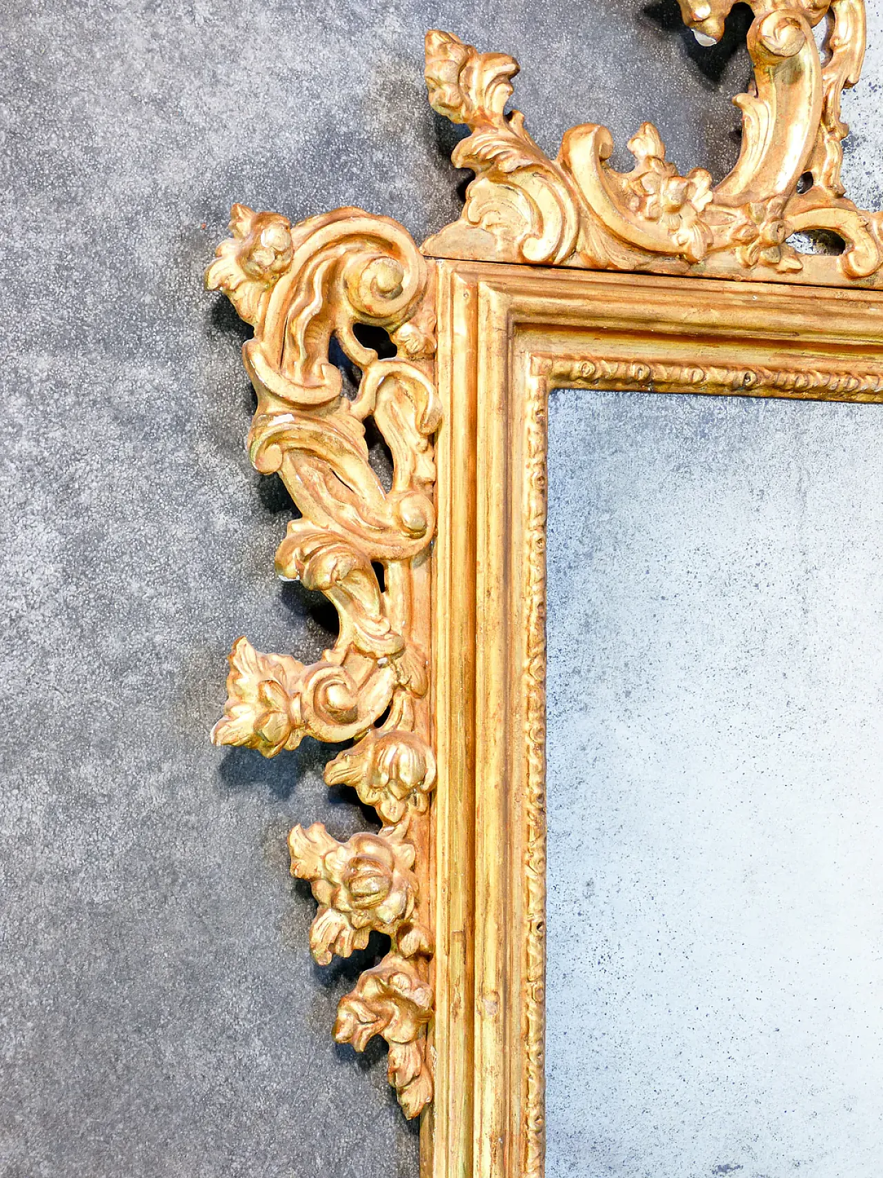 Specchio Luigi XV in legno scolpito gessato e dorato, '700 4