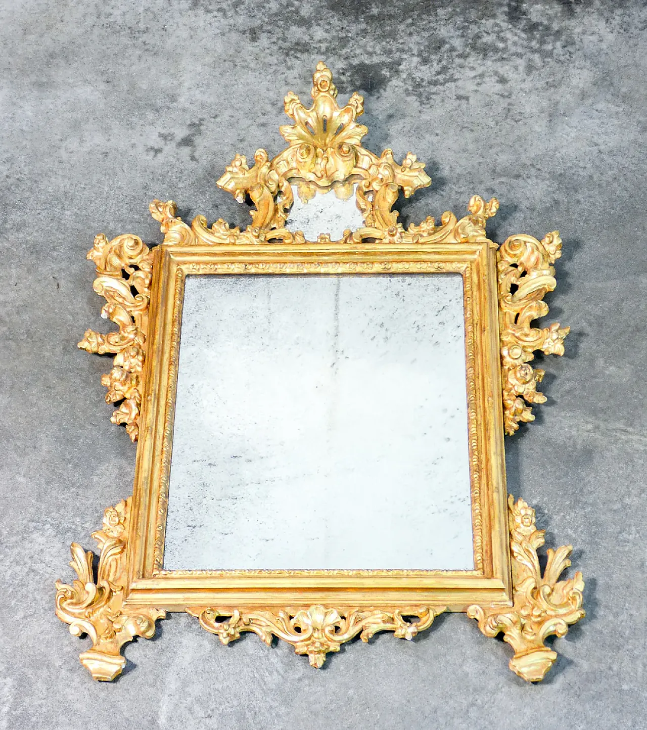 Specchio Luigi XV in legno scolpito gessato e dorato, '700 5