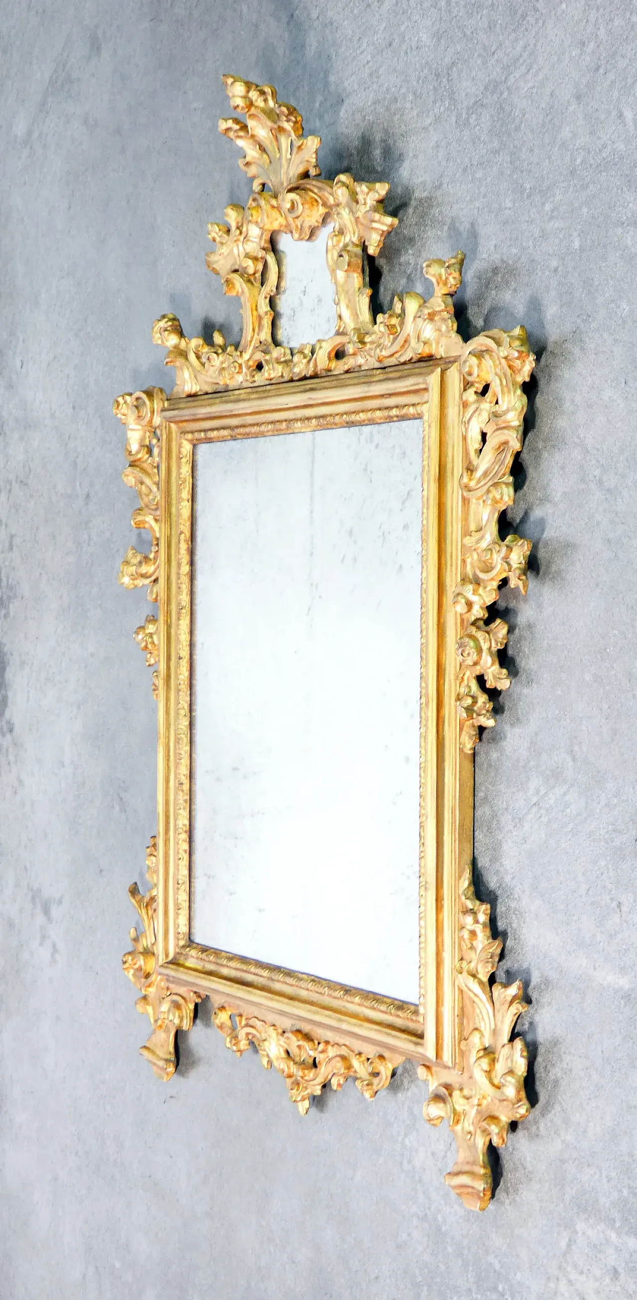 Specchio Luigi XV in legno scolpito gessato e dorato, '700 7